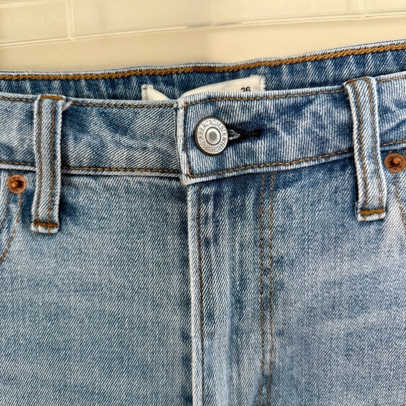 ABERCROMBIE Mom High Rise Curve Love Jeans Distressed Light Wash 2 SHORT - Picture 3 of 8